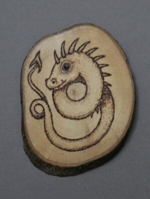 draak houtschijf pyrografie