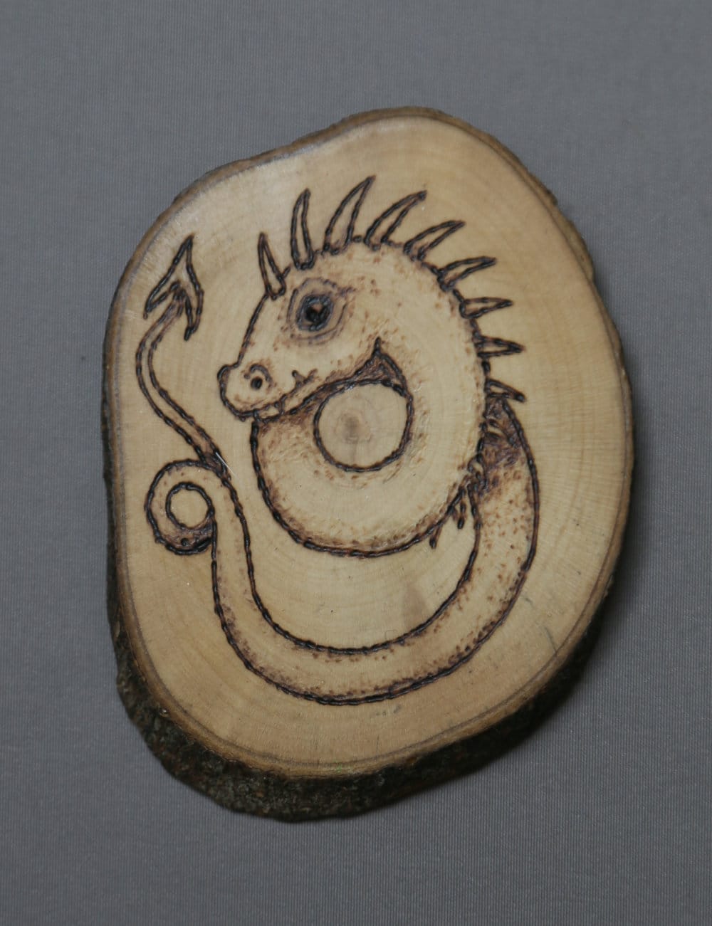 draak houtschijf pyrografie